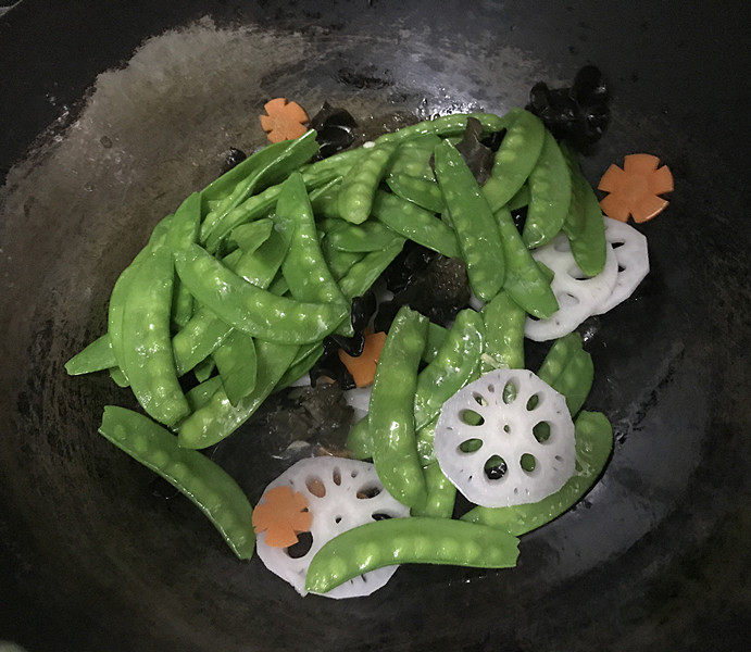 杂炒时蔬,倒入藕片、木耳、胡萝卜和荷兰豆,大火翻炒几下
