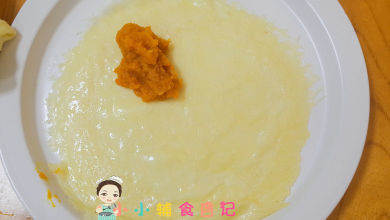 36个月以上南瓜麦片可丽饼,把可丽饼铺好，放一勺南瓜泥