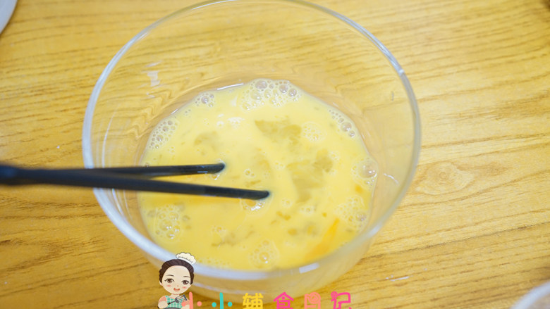 8个月以上芝麻酱炖蛋,鸡蛋打入碗中，用筷子打散，不是打发哦