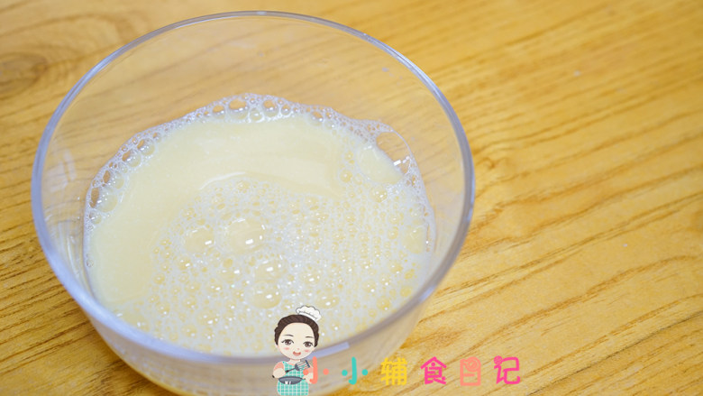 8个月以上芝麻酱炖蛋,碗里加入水搅拌均匀备用