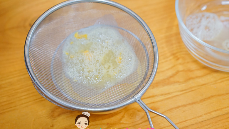 8个月以上芝麻酱炖蛋,用一个筛子过滤泡沫