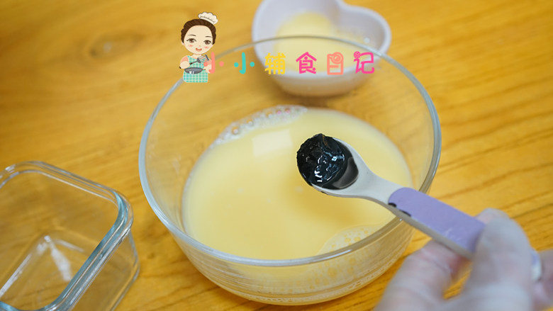 8个月以上芝麻酱炖蛋,  加入一勺芝麻酱