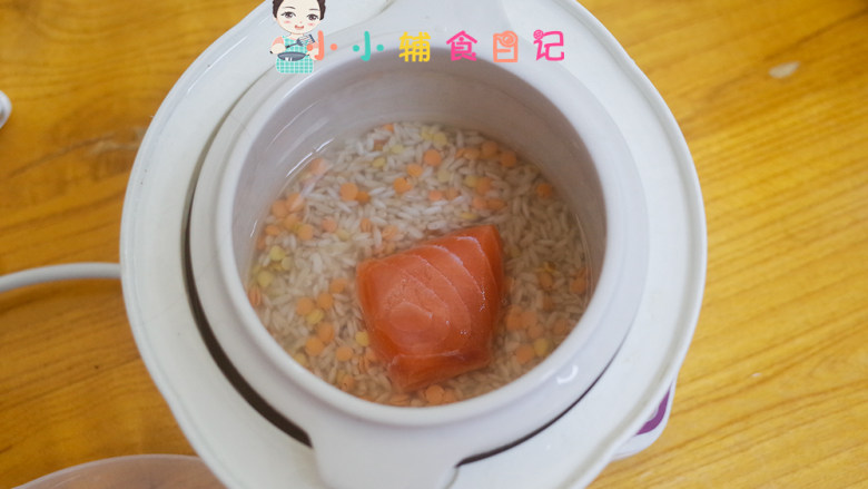 10个月以上三文鱼软烂饭,准备好一块<a style='color:red;display:inline-block;' href='/shicai/ 363'>三文鱼</a>,提前放冰箱冷藏解冻