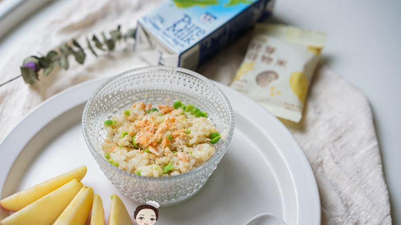 10个月以上三文鱼软烂饭,三文鱼如果换成其他的肉类要处理一些切碎,或者直接放入熟肉末一起炖煮
