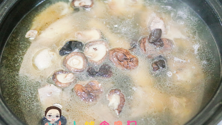 秋天干燥美味的香菇鸭汤做起来,大概末过鸭肉再多一些水,因为煮的时候水会挥发掉的