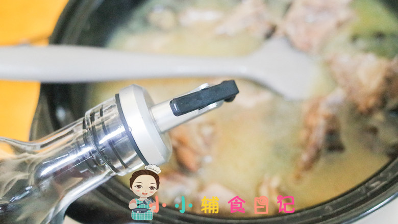 秋天干燥美味的香菇鸭汤做起来,最后筷子插一下如果已经软烂就可以关火咯,倒3g生抽调色加入适量盐即可