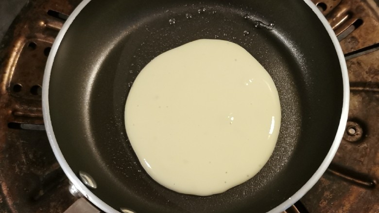 酸奶鸡蛋饼,用勺子倒入面糊 从中间缓慢倒入 自成圆形