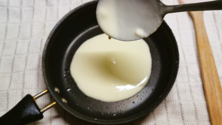 酸奶鸡蛋饼,倒入面糊 交替完成 比较节省时间