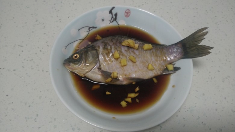 红烧鲫鱼炖冻内脂豆腐、粉皮,倒上<a style='color:red;display:inline-block;' href='/shicai/ 718'>料酒</a>和醋,冰箱冷藏腌制2小时