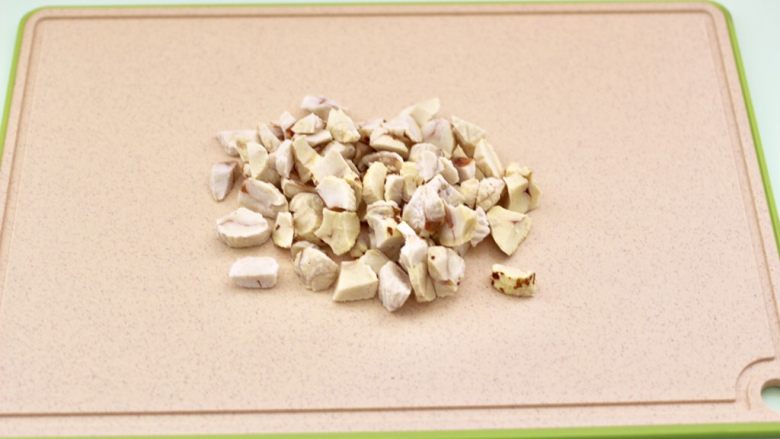 板栗小米糊,把去皮的板栗用刀切成小丁,这样打的米糊会更加细腻柔滑。