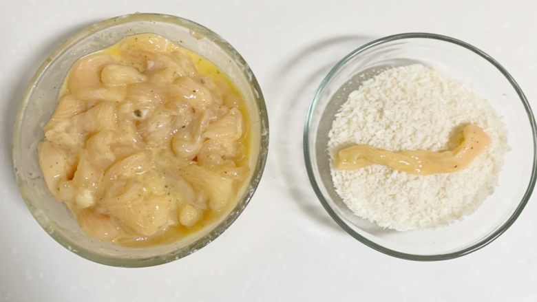 宝宝爱吃的炸鸡柳,香香脆脆怎么能不爱呢,把鸡肉一根根的全部沾上<a style='color:red;display:inline-block;' href='/shicai/ 588'>面包糠</a>