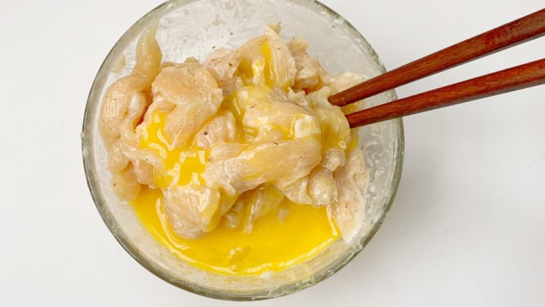 宝宝爱吃的炸鸡柳,香香脆脆怎么能不爱呢,腌好的鸡肉中打入一个<a style='color:red;display:inline-block;' href='/shicai/ 9'>鸡蛋</a>黄(全蛋也可以)