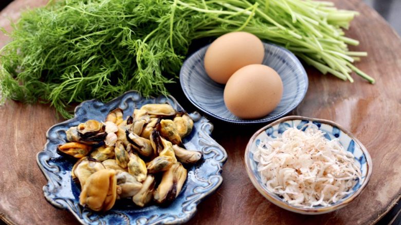 茴香海虹鸡蛋饺子,把饺子馅的食材先备好,<a style='color:red;display:inline-block;' href='/shicai/ 135'>茴香</a>摘洗干净,海虹肉提前从冰箱取出解冻。