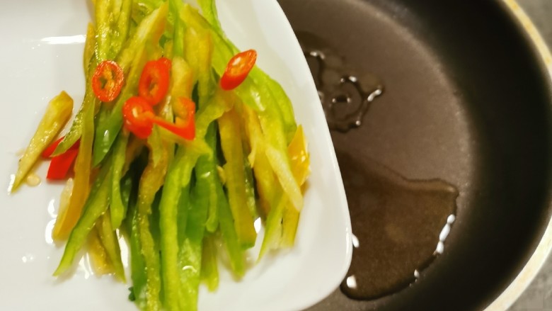 素毛肚,起油锅 加入食用油 加热 放入红尖椒和青椒