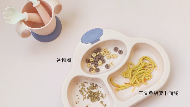 宝宝辅食：茄汁三文鱼胡萝卜面线 营养价值非常高哦,捞出装入注水保温碗中，小女儿的就完成了。