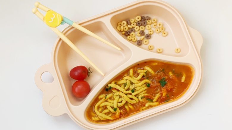 宝宝辅食:茄汁三文鱼胡萝卜面线 营养价值非常高哦,好了,装入盘中。