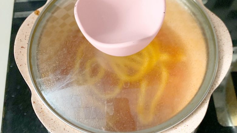 宝宝辅食:茄汁三文鱼胡萝卜面线 营养价值非常高哦,焖1分钟