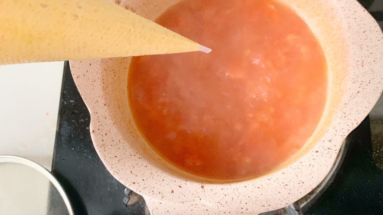 宝宝辅食:茄汁三文鱼胡萝卜面线 营养价值非常高哦,锅中加入适量的水,裱花袋底中剪一小口。