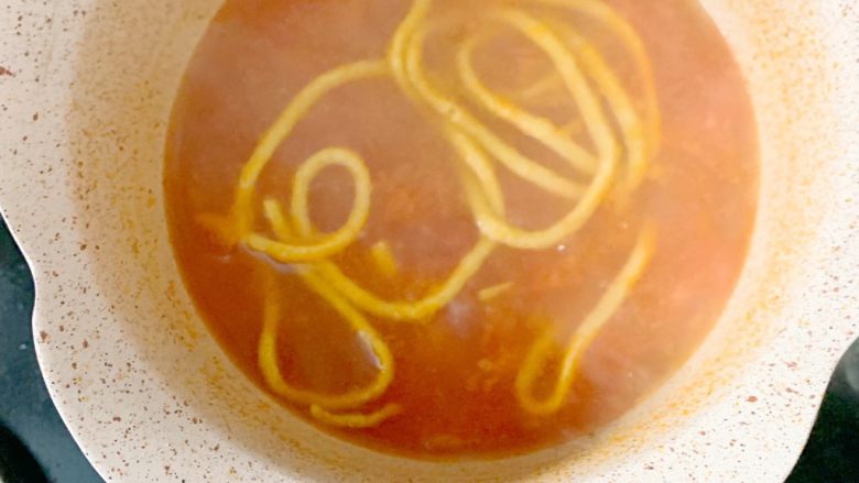 宝宝辅食:茄汁三文鱼胡萝卜面线 营养价值非常高哦,锅开后转小火开始挤面线。再转大火煮2-3分钟。