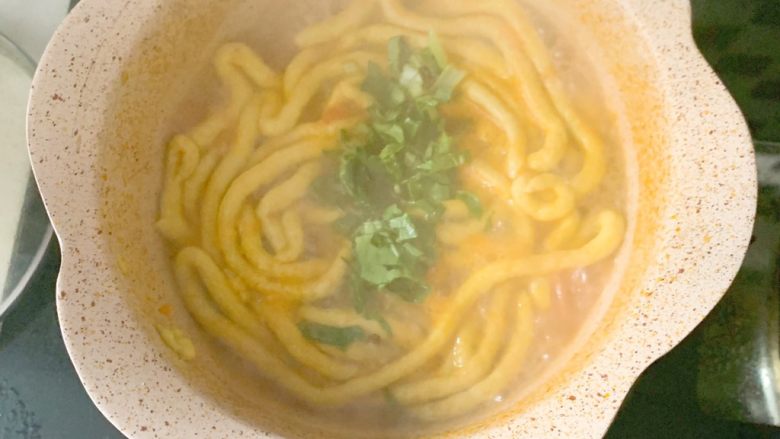 宝宝辅食:茄汁三文鱼胡萝卜面线 营养价值非常高哦,放入点青菜碎。再放点盐,自制宝宝味精(没有不放)