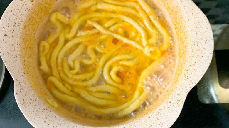 宝宝辅食:茄汁三文鱼胡萝卜面线 营养价值非常高哦,同样小火剩下的挤完到锅中。