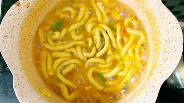 宝宝辅食:茄汁三文鱼胡萝卜面线 营养价值非常高哦,同样转大火煮2-3分钟。关火焖1分钟