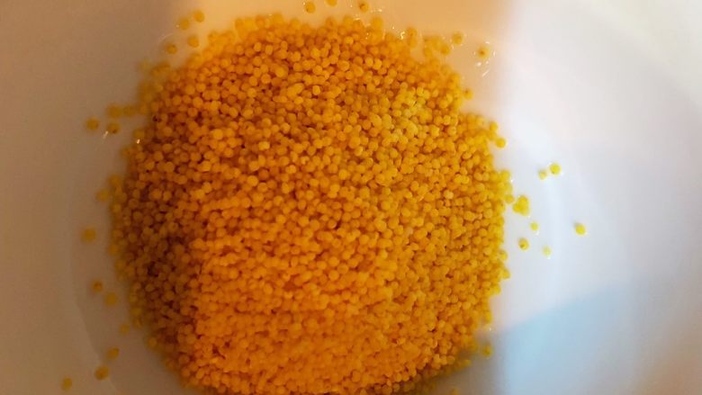 补肾补气粥-山药小米粥,准备<a style='color:red;display:inline-block;' href='/shicai/ 493'>小米</a>洗干净