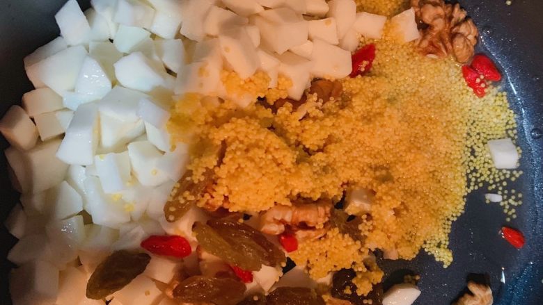 补肾补气粥-山药小米粥,洗干净的材料放入电饭锅中