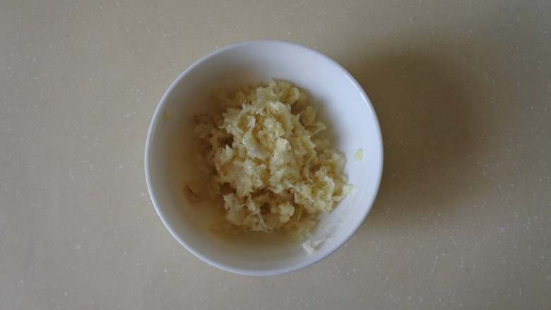 西式蒜香烤土豆,蒜剥好,用压蒜器压成蒜泥
