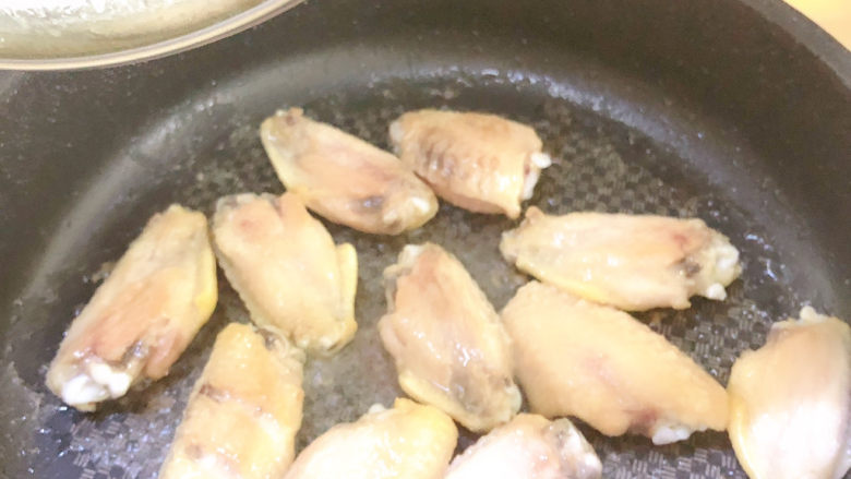 女儿最爱的可乐鸡翅,1.先把鸡翅表面用刀划两个口子，方便入味