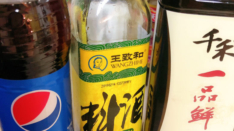 女儿最爱的可乐鸡翅,3.在锅内加入料酒，酱油，食盐，可乐