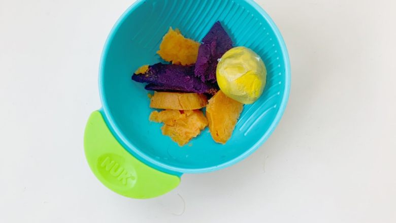 7个月加宝宝辅食:蛋黄双薯球,准备食材(鸡蛋煮熟只要蛋黄,红薯和紫薯蒸熟)放入研磨碗中