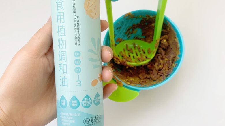 7个月加宝宝辅食:蛋黄双薯球,再加2滴宝宝调和油搅拌均匀