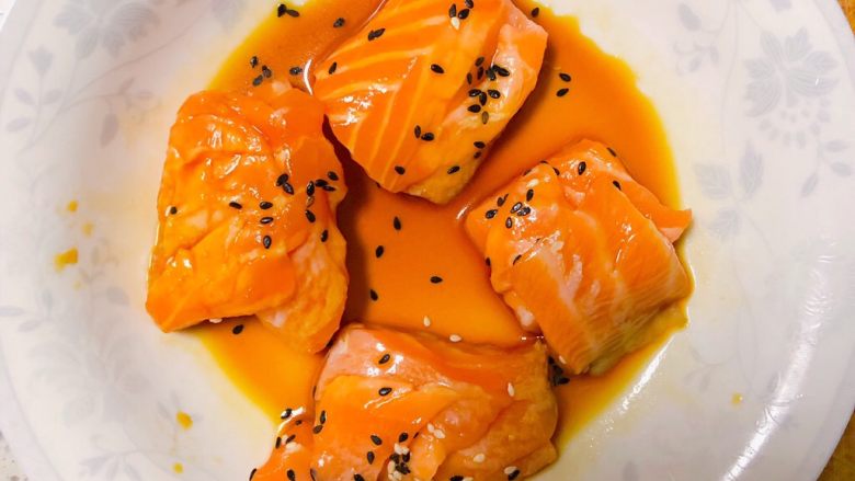 香煎三文鱼tapas,用2滴无添加酱油和黑白芝麻腌制15分钟!