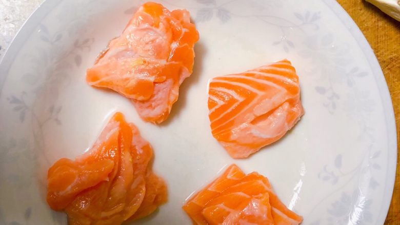 香煎三文鱼tapas,三文鱼切成4块