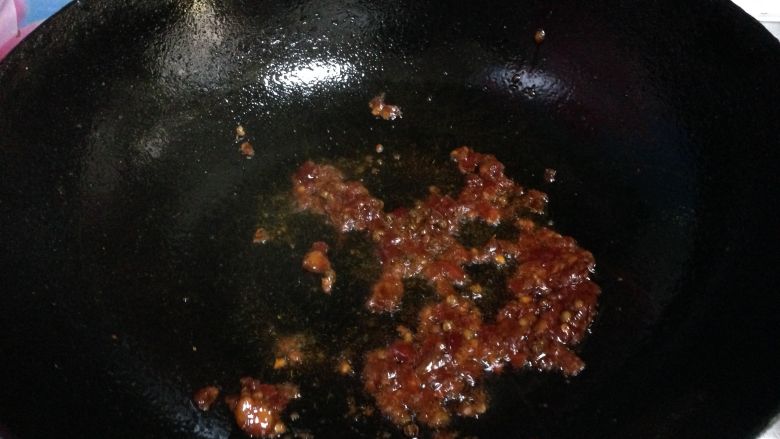 青椒炒猪肚,锅烧热加油放入麻椒炒出香味,倒入<a style='color:red;display:inline-block;' href='/shicai/ 46964'>郫县豆瓣酱</a>炒出红油