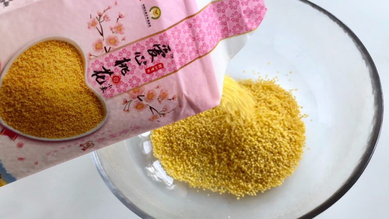金灿灿的小米裹肉丸子,粗粮和肉的黄金搭档!,在大碗中倒入金龙鱼爱心桃花小米。
