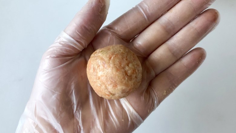 金灿灿的小米裹肉丸子,粗粮和肉的黄金搭档!,用手抓一些肉糜,团成圆圆的小肉丸子。
