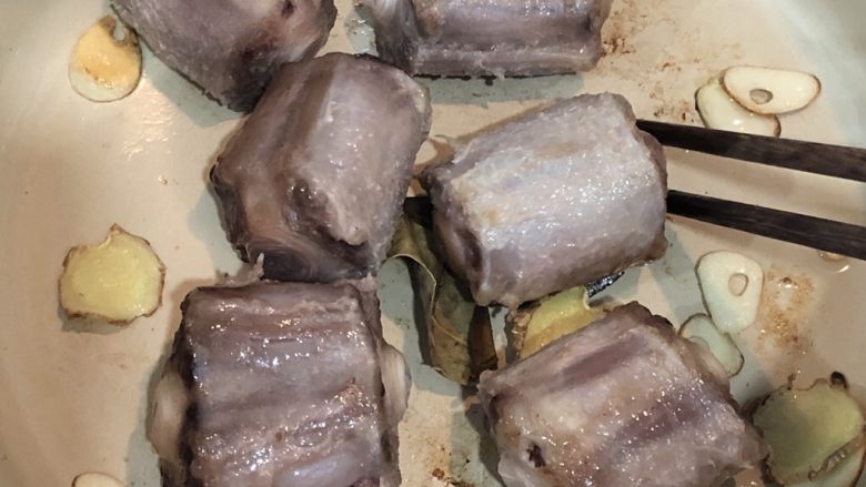 捞汁都可以吃两碗米饭的"番茄焖牛尾",放牛尾两面煎至微黄溢出少量牛油,再放几颗小<a style='color:red;display:inline-block;' href='/shicai/ 866'>冰糖</a>翻炒让其上糖色。