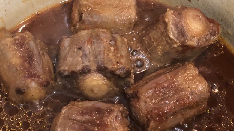 捞汁都可以吃两碗米饭的"番茄焖牛尾",牛尾焖煮至差不多一个小时还有一半汤汁时……