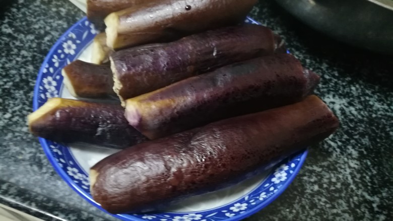 茄子你一定不陌生,可是这样的茄子你吃过没?,在锅里煮过,可以去除草酸,也更好消化,所以做茄子一般都要焯水。