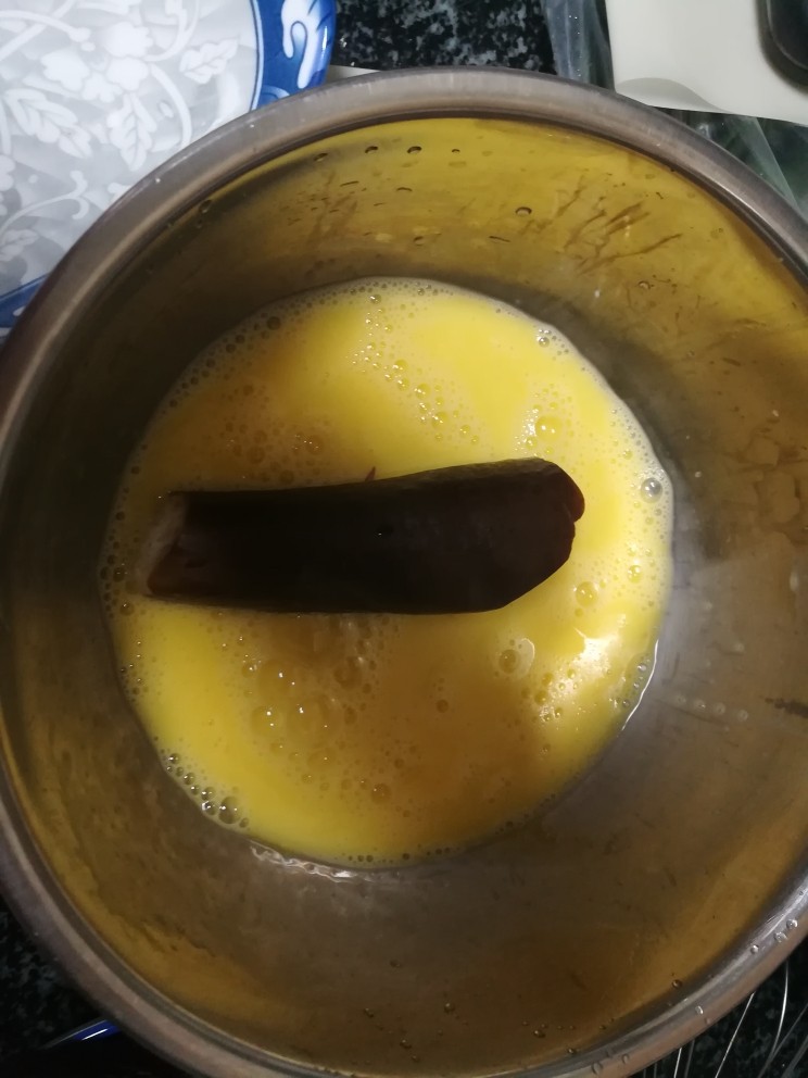 茄子你一定不陌生,可是这样的茄子你吃过没?,鸡蛋打散后,煮好的茄子在蛋液里面洗个“澡”。
