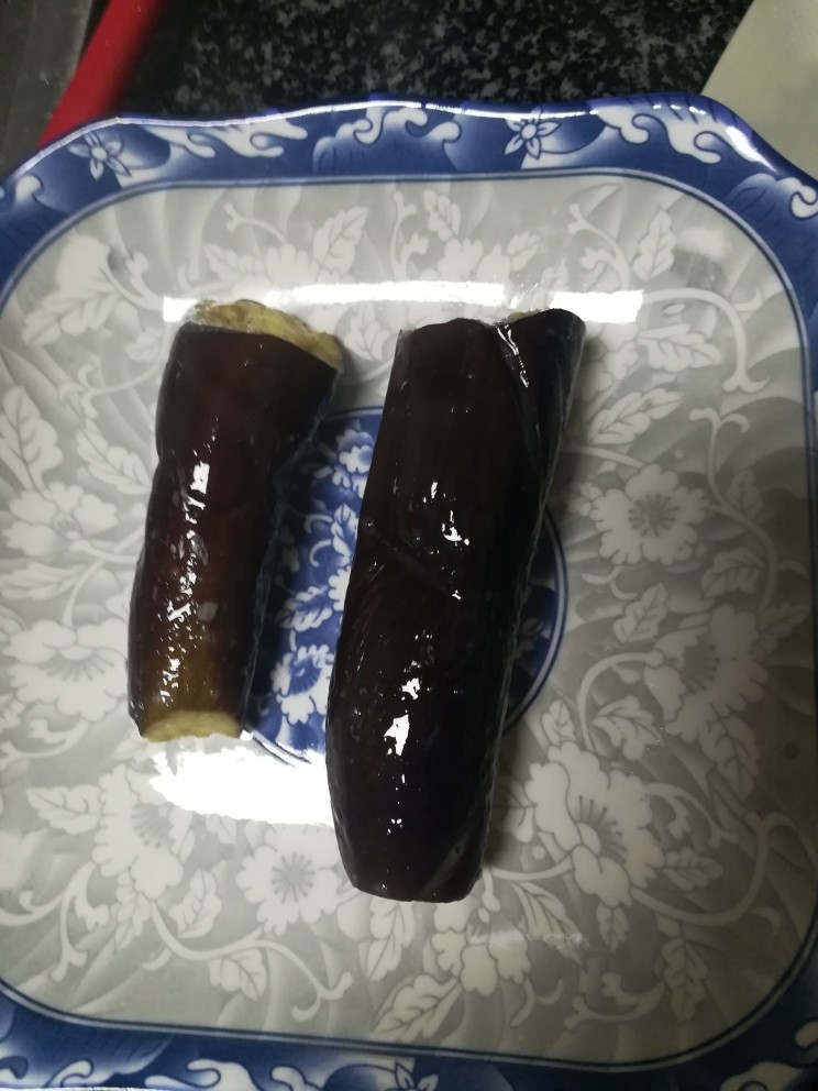 茄子你一定不陌生,可是这样的茄子你吃过没?,摆放整齐备用