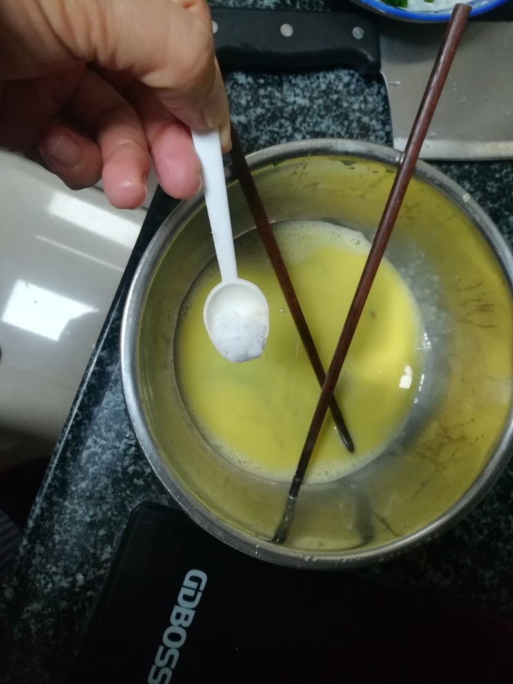茄子你一定不陌生,可是这样的茄子你吃过没?,在蛋液里面加上各种<a style='color:red;display:inline-block;' href='/shicai/ 189983'>调料</a>