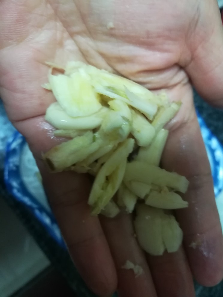 茄子你一定不陌生,可是这样的茄子你吃过没?,准备蒜末