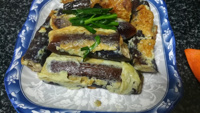 茄子你一定不陌生,可是这样的茄子你吃过没?,香喷喷的,又非常甜的,口感特别好的茄子煎鸡蛋就出锅啦。