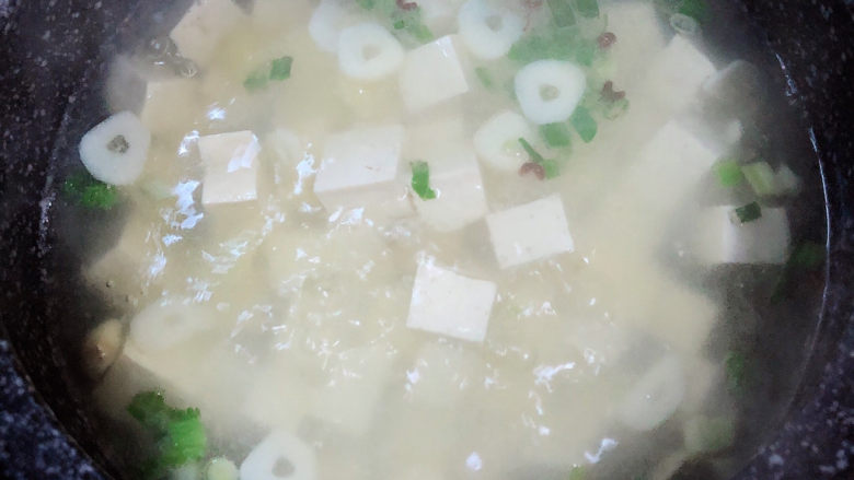 花蛤豆腐汤,烧开锅后,加入豆腐,大火烧开锅。