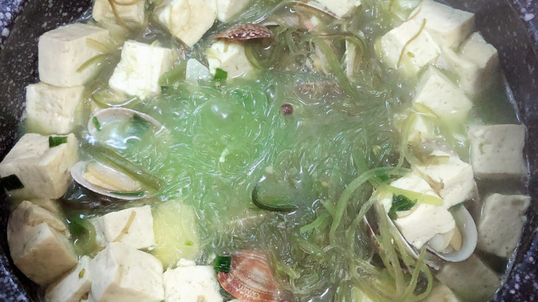 花蛤豆腐汤,烧开锅后,盖盖儿小火炖煮3-5分钟。