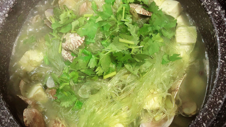 花蛤豆腐汤,撒上香菜,关火出锅了。