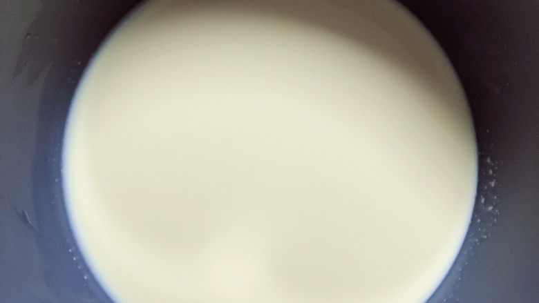 鸡蛋牛奶布丁,布丁液充分搅拌均匀。提前预热烤箱,180度预热10分钟。